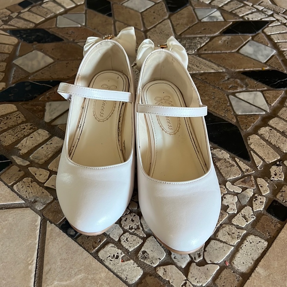 White Faux Leather Low Shoes W Bow & Pearl EU 37 (Fits Youth / Women’s 6.5–7)